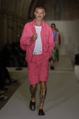PFW - Agnes B Runway A model walks the runway during the Agnès b Ready to Wear Spring Summer 2026 fashion show as part of the Paris Fashion Week on October 6, 2025 in Paris, France. Photo by Alain-Gil Gonzalez ABACAPRESS.COM Paris France  Copyright: xGonzalezxAlain-Gil ABACAx