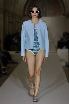 PFW - Agnes B Runway A model walks the runway during the Agnès b Ready to Wear Spring Summer 2026 fashion show as part of the Paris Fashion Week on October 6, 2025 in Paris, France. Photo by Alain-Gil Gonzalez ABACAPRESS.COM Paris France  Copyright: xGonzalezxAlain-Gil ABACAx