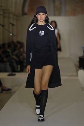 PFW - Agnes B Runway A model walks the runway during the Agnès b Ready to Wear Spring Summer 2026 fashion show as part of the Paris Fashion Week on October 6, 2025 in Paris, France. Photo by Alain-Gil Gonzalez ABACAPRESS.COM Paris France  Copyright: xGonzalezxAlain-Gil ABACAx