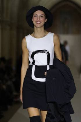 PFW - Agnes B Runway A model walks the runway during the Agnès b Ready to Wear Spring Summer 2026 fashion show as part of the Paris Fashion Week on October 6, 2025 in Paris, France. Photo by Alain-Gil Gonzalez ABACAPRESS.COM Paris France  Copyright: xGonzalezxAlain-Gil ABACAx