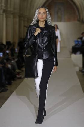 PFW - Agnes B Runway A model walks the runway during the Agnès b Ready to Wear Spring Summer 2026 fashion show as part of the Paris Fashion Week on October 6, 2025 in Paris, France. Photo by Alain-Gil Gonzalez ABACAPRESS.COM Paris France  Copyright: xGonzalezxAlain-Gil ABACAx