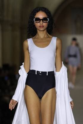 PFW - Agnes B Runway A model walks the runway during the Agnès b Ready to Wear Spring Summer 2026 fashion show as part of the Paris Fashion Week on October 6, 2025 in Paris, France. Photo by Alain-Gil Gonzalez ABACAPRESS.COM Paris France  Copyright: xGonzalezxAlain-Gil ABACAx