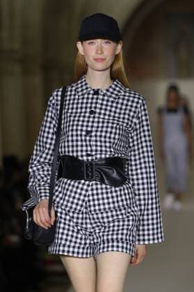 PFW - Agnes B Runway A model walks the runway during the Agnès b Ready to Wear Spring Summer 2026 fashion show as part of the Paris Fashion Week on October 6, 2025 in Paris, France. Photo by Alain-Gil Gonzalez ABACAPRESS.COM Paris France  Copyright: xGonzalezxAlain-Gil ABACAx