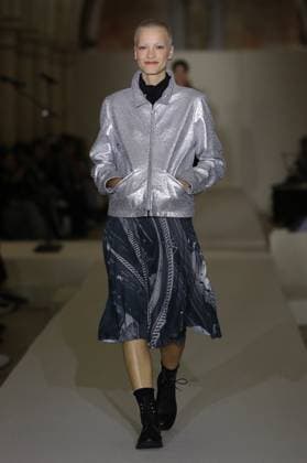 PFW - Agnes B Runway A model walks the runway during the Agnès b Ready to Wear Spring Summer 2026 fashion show as part of the Paris Fashion Week on October 6, 2025 in Paris, France. Photo by Alain-Gil Gonzalez ABACAPRESS.COM Paris France  Copyright: xGonzalezxAlain-Gil ABACAx