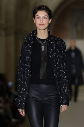 PFW - Agnes B Runway A model walks the runway during the Agnès b Ready to Wear Spring Summer 2026 fashion show as part of the Paris Fashion Week on October 6, 2025 in Paris, France. Photo by Alain-Gil Gonzalez ABACAPRESS.COM Paris France  Copyright: xGonzalezxAlain-Gil ABACAx