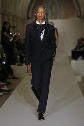 PFW - Agnes B Runway A model walks the runway during the Agnès b Ready to Wear Spring Summer 2026 fashion show as part of the Paris Fashion Week on October 6, 2025 in Paris, France. Photo by Alain-Gil Gonzalez ABACAPRESS.COM Paris France  Copyright: xGonzalezxAlain-Gil ABACAx