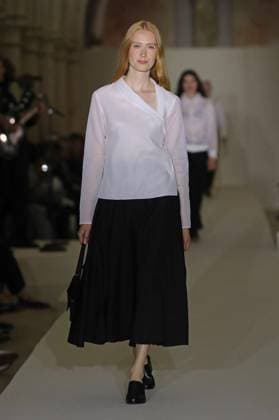 PFW - Agnes B Runway A model walks the runway during the Agnès b Ready to Wear Spring Summer 2026 fashion show as part of the Paris Fashion Week on October 6, 2025 in Paris, France. Photo by Alain-Gil Gonzalez ABACAPRESS.COM Paris France  Copyright: xGonzalezxAlain-Gil ABACAx