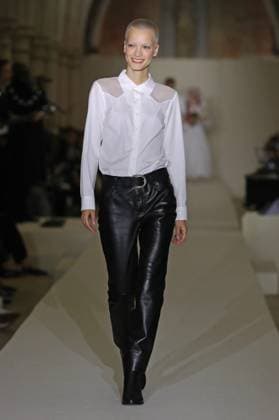 PFW - Agnes B Runway A model walks the runway during the Agnès b Ready to Wear Spring Summer 2026 fashion show as part of the Paris Fashion Week on October 6, 2025 in Paris, France. Photo by Alain-Gil Gonzalez ABACAPRESS.COM Paris France  Copyright: xGonzalezxAlain-Gil ABACAx