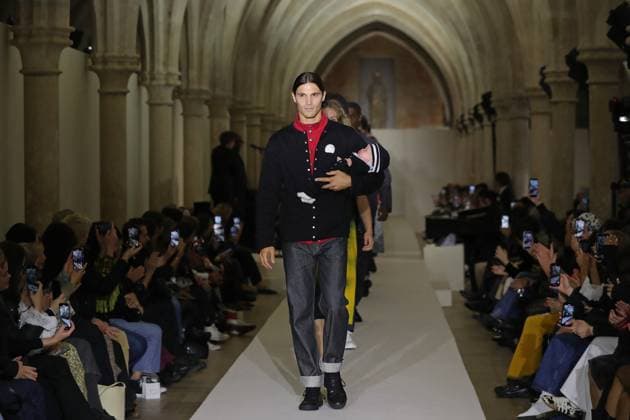 PFW - Agnes B Runway A model walks the runway during the Agnès b Ready to Wear Spring Summer 2026 fashion show as part of the Paris Fashion Week on October 6, 2025 in Paris, France. Photo by Alain-Gil Gonzalez ABACAPRESS.COM Paris France  Copyright: xGonzalezxAlain-Gil ABACAx