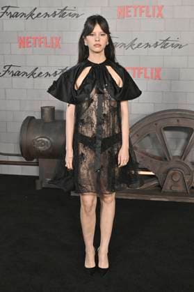 Mia Goth at the premiere of the movie Frankenstein at the Academy Museum of Motion Pictures Los Angeles, 06 10 2025 Foto:xD.xStarbuckx xFuturexImagex frankenstein_5113