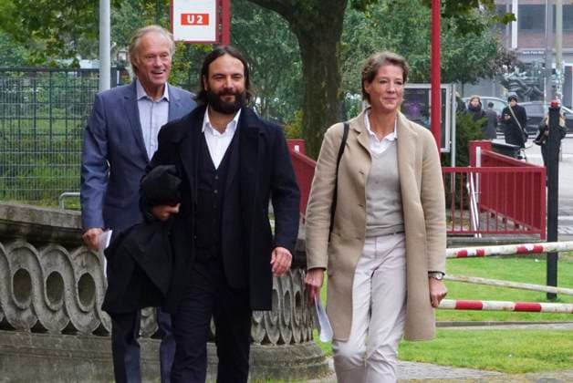 cntv Gerhard Delling TV Moderator Christina Block Unternehmerin mit ihren Verteidiger Ingo Bott auf dem Weg zum 15.Verhandlungstag Prozess wegen mutmasslicher Kindesentfuehrung im Landgericht Hamburg Strafjustizgebaeude Entfuehrungsfall der Block Kinder am 07.10.2025 in Hamburg Hamburg Deutschland *** cntv Gerhard Delling TV presenter Christina Block entrepreneur with her defense lawyer Ingo Bott on the way to the 15 day trial for alleged child abduction in the Hamburg District Court criminal justice building abduction case of the Block children on 07 10 2025 in Hamburg Hamburg Germany