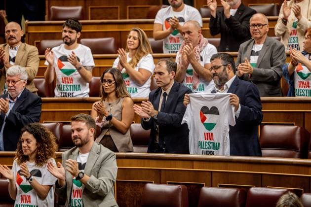 Congress votes on the ILP to end the shielding of bullfighting Several deputies of Sumar show t-shirts in favor of Palestine, during a plenary session, in the Congress of Deputies, on October 7, 2025, in Madrid Spain The Plenary of Congress debates and votes today on the Popular Legislative Initiative ILP promoted to end the legal shielding of bullfighting and to stop considering it as cultural heritage, a text that collected more than 700,000 signatures from citizens and that has the support of a good part of the parliamentary partners of the PSOE The promoters of this citizen initiative, Its not my culture, which represents some 200 animal rights associations, delivered last February in Congress a total of 715,606 signatures to urge the  Copyright: xRicardoxRubiox 7011248