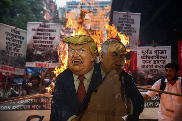 INDIA PROTEST ISRAEL GAZA CONFLICT Activists from the Socialist Unity Centre of India (SUCI) burned an effigy of U.S. President Donald Trump and Israeli Prime Minister Benjamin Netanyahu during an anti-Israel protest to express solidarity with Palestinians, in Kolkata on October 7, 2025.Photo by Debajyoti Chakraborty.(Photo: Debajyoti Chakraborty News Images) Kolkata West Bengal India Copyright: xDebajyotixChakrabortyx NewsxImagesx