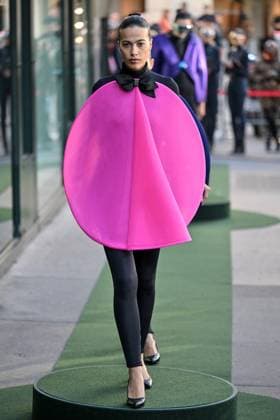 PFW Pierre Cardin Runway A model walks the runway during Pierre Cardin show during Paris Fashion Week in Paris, France on October 7, 2025. Photo by Julien Reynaud APS-Medias ABACAPRESS.COM Paris France  Copyright: xReynaudxJulien APS-Medias ABACAx