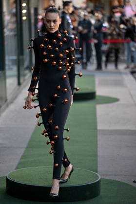 PFW Pierre Cardin Runway A model walks the runway during Pierre Cardin show during Paris Fashion Week in Paris, France on October 7, 2025. Photo by Julien Reynaud APS-Medias ABACAPRESS.COM Paris France  Copyright: xReynaudxJulien APS-Medias ABACAx