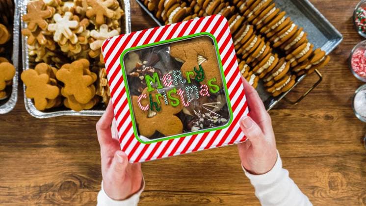 IMAGO Creative, Weihnachten, Food, Backen, Lebkuchen Festive Christmas Tin Boxes Filled with Chocolate-Dipped Treats Flat lay. Lovingly homemade gingerbread and sugar cookies, half-dipped in rich chocolate, nestled in decorative Christmas tin boxes perfect for seasonal gifting., 59372548.jpg RECORD DATE NOT STATED