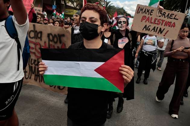 October 7, 2025, Mexico, Cdmx, Mexico: Protesters and pro-Palestinian groups march from the Juarez Chamber to the American Embassy in Mexico City, continuing to exert pressure by demanding a ceasefire in the Gaza Strip and that the Mexican government sever relations with the State of Israel. Today marks two years since the genocide caused by the continuous attacks on the Palestinian State, which has been recognized by several countries in the United Nations (UN). Despite this, the government of Benjamin Netanyahu continues with the intention of occupying the country, ignoring international pressure. All this continues to occur while the Israeli government released the Mexican representatives who accompanied the SUMUD Global Flotilla to deli - ZUMAp204 20251007_zip_p204_017 Copyright: xJosuexPerezx