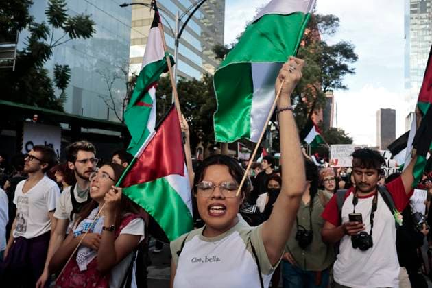 October 7, 2025, Mexico, Cdmx, Mexico: Protesters and pro-Palestinian groups march from the Juarez Chamber to the American Embassy in Mexico City, continuing to exert pressure by demanding a ceasefire in the Gaza Strip and that the Mexican government sever relations with the State of Israel. Today marks two years since the genocide caused by the continuous attacks on the Palestinian State, which has been recognized by several countries in the United Nations (UN). Despite this, the government of Benjamin Netanyahu continues with the intention of occupying the country, ignoring international pressure. All this continues to occur while the Israeli government released the Mexican representatives who accompanied the SUMUD Global Flotilla to deli - ZUMAp204 20251007_zip_p204_027 Copyright: xJosuexPerezx