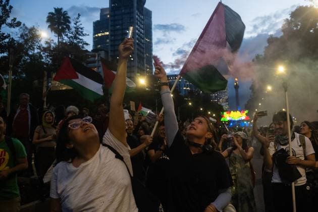 Demonstrators Pro-Palestinian taking part during a protest demanding an stop to the genocide in Gaza and calling on the Mexican government to break ties with Israel on Reforma Avenue on October 7, 2025, in Mexico City, Mexico. Mexico City Mexico - ZUMAe321 20251007_zia_e321_026 Copyright: xMarcoxGonzalezx