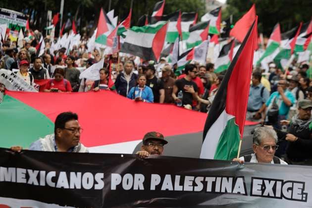 Pro Palestine Demonstration in Mexico City Activists and various pro-Palestinian organizations march from the Pro-Palestine Monument to the United States Embassy in Mexico City, Mexico, on October 7, 2025, protesting the two-year anniversary of the war in Palestine at the hands of the Israeli army and the hijacking of the Global Sumud Flotilla, which sets out to break the siege of Gaza. Thousands of people are killed following Israeli attacks on Gaza for the past two years, which continue to this day. Mexico City Mexico City Mexico  Copyright: xGerardoxVieyrax originalFilename: vieyra-notitle251007_npx8b.jpg