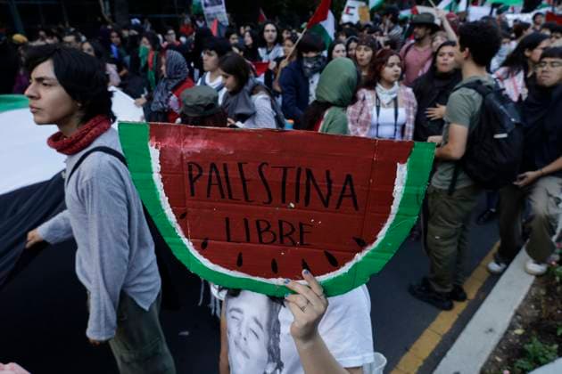 Pro Palestine Demonstration in Mexico City Activists and various pro-Palestinian organizations march from the Pro-Palestine Monument to the United States Embassy in Mexico City, Mexico, on October 7, 2025, protesting the two-year anniversary of the war in Palestine at the hands of the Israeli army and the hijacking of the Global Sumud Flotilla, which sets out to break the siege of Gaza. Thousands of people are killed following Israeli attacks on Gaza for the past two years, which continue to this day. Mexico City Mexico City Mexico  Copyright: xGerardoxVieyrax originalFilename: vieyra-notitle251007_npFFr.jpg
