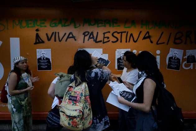 Pro Palestine Demonstration in Mexico City Pro-Palestinian activists hold direct action while marching from the Pro-Palestine Monument to the U.S. Embassy in Mexico City, Mexico, on October 7, 2025, protesting the two-year war in Palestine at the hands of the Israeli army and the hijacking of the Global Sumud Flotilla, which sets out to break the siege of Gaza. Thousands of people are killed following Israeli attacks on Gaza for the past two years, which continue to this day. Mexico City Mexico City Mexico  Copyright: xGerardoxVieyrax originalFilename: vieyra-notitle251007_npf0F.jpg