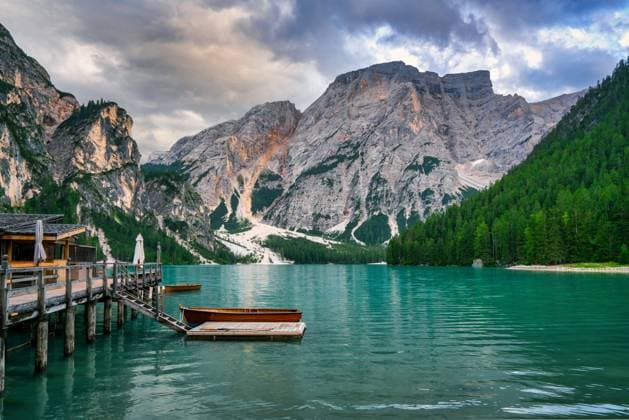 Wooden boathouse and pier on turquoise Lake Braies in Dolomites Prags, Trentino-South Tyrol, Italy CR_UGOUSD251007-1844142-01