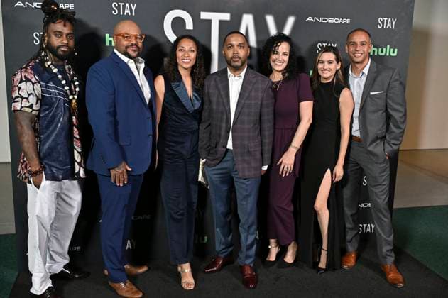 Jas Summers with guests at the premiere of the Hulu film Stay at the Ted Mann Theater Los Angeles, 07 10 2025 Foto:xD.xStarbuckx xFuturexImagex stay_5012