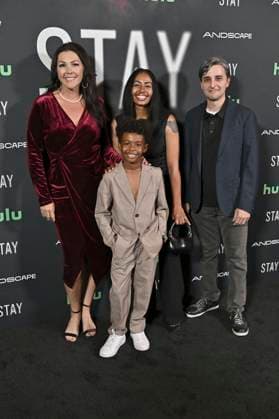 Dominic Stephens with companion at the premiere of the Hulu film Stay at the Ted Mann Theater Los Angeles, 07 10 2025 Foto:xD.xStarbuckx xFuturexImagex stay_5018