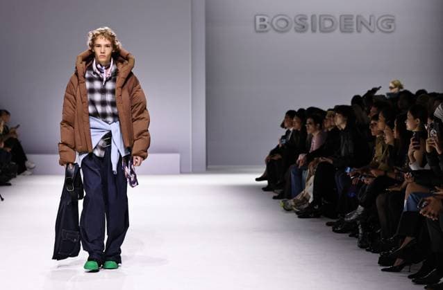 (251008) -- PARIS, Oct. 8, 2025 -- A model presents a creation by Chinese down fashion brand Bosideng as part of its Master Puff collection during the Paris Fashion Week in Paris, France, on Oct. 7, 2025. ) FRANCE-PARIS-FASHION WEEK-BOSIDENG GaoxJing 