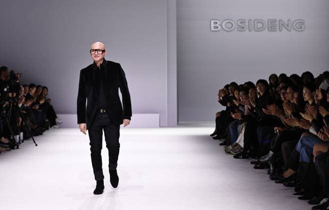 (251008) -- PARIS, Oct. 8, 2025 -- Bosideng Creative Director Pietro Ferragina salutes the audience at the end of the fashion show of the Chinese down fashion brand Bosideng as part of its Master Puff collection during the Paris Fashion Week, in Paris, France, on Oct. 7, 2025. ) FRANCE-PARIS-FASHION WEEK-BOSIDENG GaoxJing 