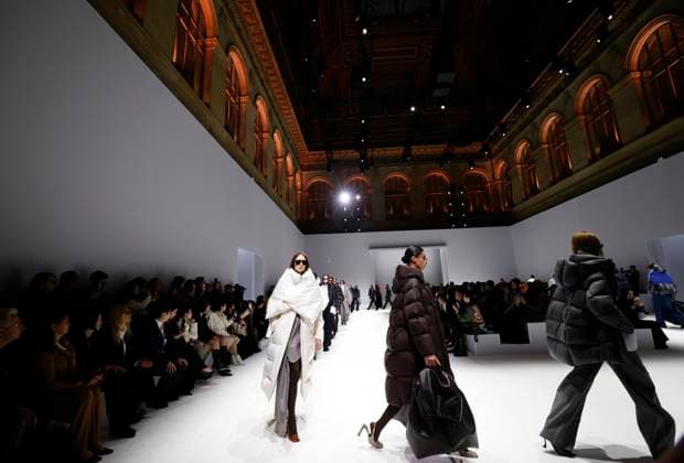 (251008) -- PARIS, Oct. 8, 2025 -- Models present creations by Chinese down fashion brand Bosideng as part of its Master Puff collection during the Paris Fashion Week in Paris, France, on Oct. 7, 2025. ) FRANCE-PARIS-FASHION WEEK-BOSIDENG GaoxJing 