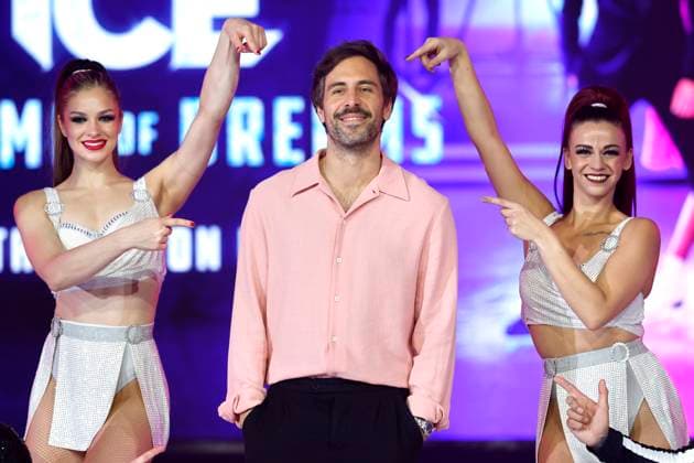 Sänger Max Giesinger mit Eiskunstläuferinnen beim Presscall zur neuen Show Holiday on Ice: Cinema of Dreams im Dock 1 in Köln. Köln, 08.10.2025 NRW Deutschland *** Singer Max Giesinger with figure skaters at the press call for the new show Holiday on Ice Cinema of Dreams at Dock 1 in Cologne Cologne, 08 10 2025 NRW Germany Copyright: xChristophxHardtx