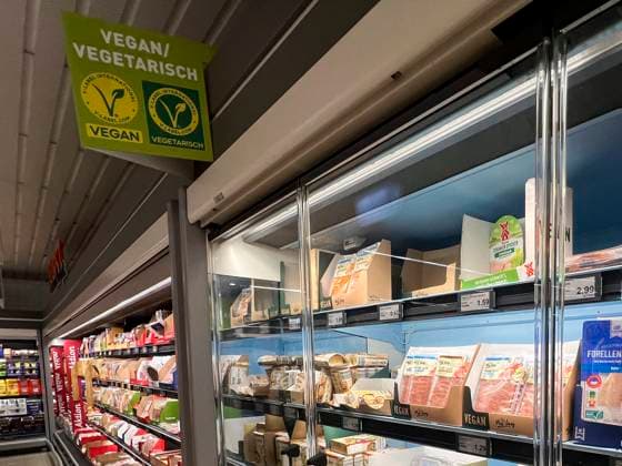 abb-Gruenes Hinweisschild mit der Aufschrift Vegan Vegetarisch am Kuehlregal beim Discounter Aldi Vegane Fleisch Wurst Fisch und Kaese abgebote 08.102025 in Hamburg - Das EU-Parlament hat dafuer gestimmt, dass Fleischersatzprodukte kuenftig nicht mehr Vegan Vegetarisch Burger, Schnitzel und Wurst heissen sollen. Bisher fehlt noch die Zustimmung der EU-Staaten.Aldi und Lidl wehren sich gegen ein Veggie-Namensverbot HH Deutschland *** abb Green sign with the inscription Vegan Vegetarian on the refrigerated shelf at the discounter Aldi Vegan meat sausage fish and cheese abgebote 08 102025 in Hamburg The EU Parliament has voted that meat substitutes should no longer be called vegan vegetarian burgers, schnitzel and sausage in the future So far,