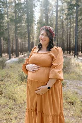 Pregnant mother with flowers in her hair boho South Africa, Western Cape, Cape Town R_YNJN251006A-1845609-01 ,model released, Symbolfoto