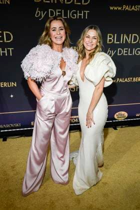 abb Bettina Cramer with Ella Endlich on the carpet at the world premiere of the new Grand Show Blinded by delight at Friedrichstadt Palast on 08 10 2025 in Berlin Berlin Germany