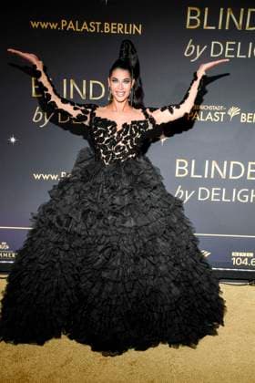 abb Micaela Schäfer Schaefer on the carpet at the world premiere of the new Grand Show Blinded by delight at Friedrichstadt Palast on 08 10 2025 in Berlin Berlin Germany