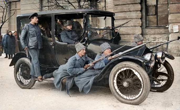 Soldats révolutionnaires armés patrouillant dans les rues de Petrograd lors de la révolution démocratique bourgeoise de février 1917. - photo colorié ultérieurement - Later coloring. RECORD DATE NOT STATED *** Armed revolutionary soldiers patrolling the streets of Petrograd during the bourgeois democratic revolution of February 1917 Later coloring RECORD DATE NOT STATED  Copyright: x Darchivio opale.photox !ACHTUNG AUFNAHMEDATUM GESCHÄTZT!