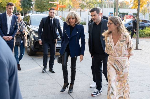 Runway For The Association Debout En Bouts At Roland-Garros Anne Bayard, Brigitte Macron and Matthieu Lartot journalist and sports commentator, founder of the Association the runway for the association Debout En Bouts. 30 amputees wearing prosthetics parade on the Philippe-Chatrier court at Roland-Garros stadium on October 08, 2025 in Paris, France. Photo by Nasser Berzane ABACAPRESS.COM Paris France  Copyright: xBerzanexNasser ABACAx