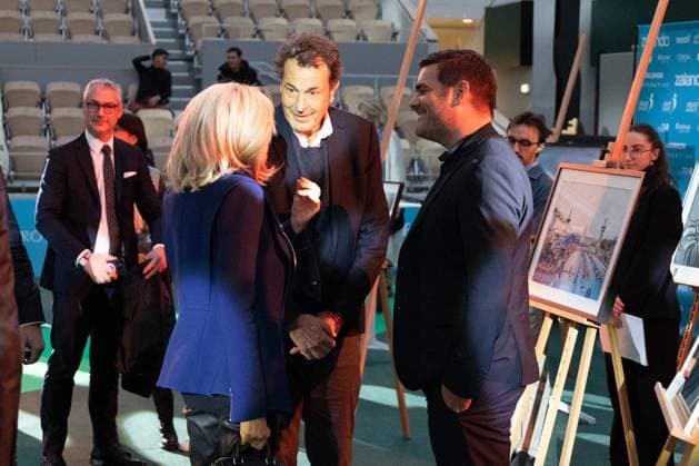 Runway For The Association Debout En Bouts At Roland-Garros Brigitte Macron and Matthieu Lartot journalist and sports commentator, founder of the Association the runway for the association Debout En Bouts. 30 amputees wearing prosthetics parade on the Philippe-Chatrier court at Roland-Garros stadium on October 08, 2025 in Paris, France. Photo by Nasser Berzane ABACAPRESS.COM Paris France  Copyright: xBerzanexNasser ABACAx