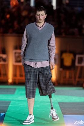 Runway For The Association Debout En Bouts At Roland-Garros Baptiste Nothisen walks the runway for the association Debout En Bouts. 30 amputees wearing prosthetics parade on the Philippe-Chatrier court at Roland-Garros stadium on October 08, 2025 in Paris, France. Photo by Nasser Berzane ABACAPRESS.COM Paris France  Copyright: xBerzanexNasser ABACAx