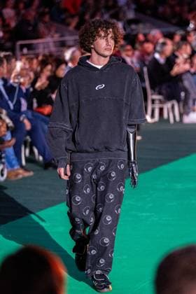 Runway For The Association Debout En Bouts At Roland-Garros Charles Asselineau walks the runway for the association Debout En Bouts. 30 amputees wearing prosthetics parade on the Philippe-Chatrier court at Roland-Garros stadium on October 08, 2025 in Paris, France. Photo by Nasser Berzane ABACAPRESS.COM Paris France  Copyright: xBerzanexNasser ABACAx