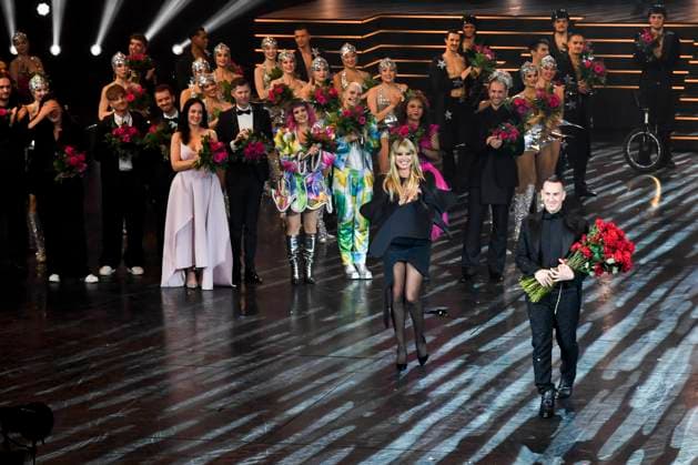 abb Heidi Klum and Jeremy Scott Artists Performers of the show Final applause Red Roses on stage at the world premiere of the new Grand Show Blinded by delight at Friedrichstadt Palast on 08 10 2025 in Berlin Berlin Germany