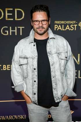 abb Thomas Dressel on the carpet at the world premiere of the new Grand Show Blinded by delight at Friedrichstadt Palast on 08 10 2025 in Berlin Berlin Germany