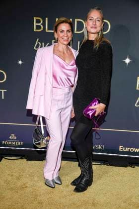 abb Gisa Zach and Eva Mona Rodekirchen on the carpet at the world premiere of the new Grand Show Blinded by delight at Friedrichstadt Palast on 08 10 2025 in Berlin Berlin Germany