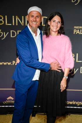 abb Ralf Zacherl and Viola Zacherl on the carpet at the world premiere of the new Grand Show Blinded by delight at Friedrichstadt Palast on 08 10 2025 in Berlin Berlin Germany