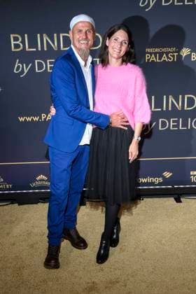 abb Ralf Zacherl and Viola Zacherl on the carpet at the world premiere of the new Grand Show Blinded by delight at Friedrichstadt Palast on 08 10 2025 in Berlin Berlin Germany