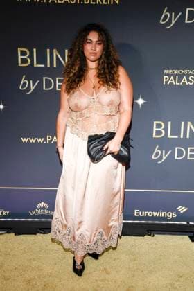 abb Vivien Blotzki on the carpet at the world premiere of the new Grand Show Blinded by delight at Friedrichstadt Palast on 08 10 2025 in Berlin Berlin Germany