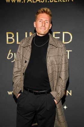 abb TMaximilian Arland on the carpet at the world premiere of the new Grand Show Blinded by delight at Friedrichstadt Palast on 08 10 2025 in Berlin Berlin Germany