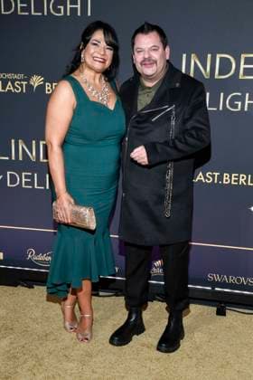 abb Sonia Guha Thakurta and Ingo Appelt on the carpet at the world premiere of the new Grand Show Blinded by delight at Friedrichstadt Palast on 08 10 2025 in Berlin Berlin Germany